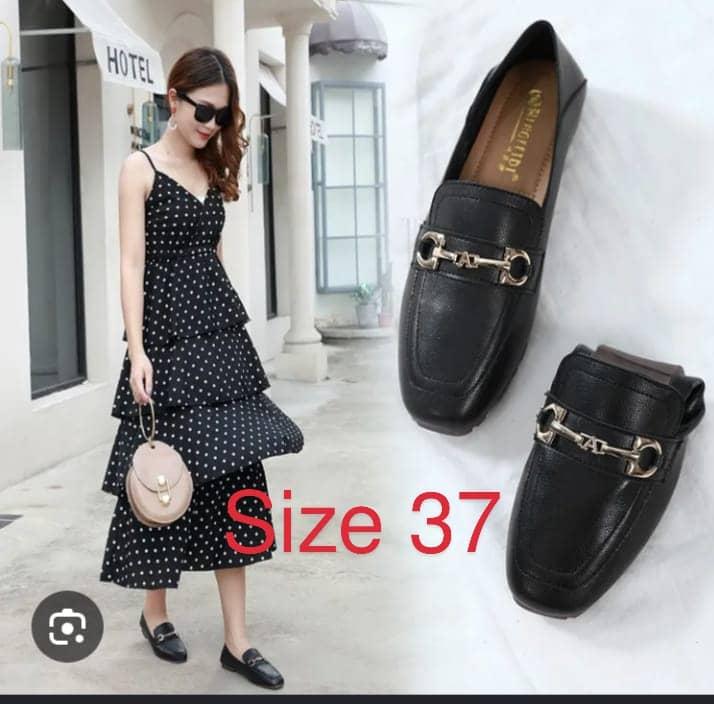 Clearance sales on children's shoes 